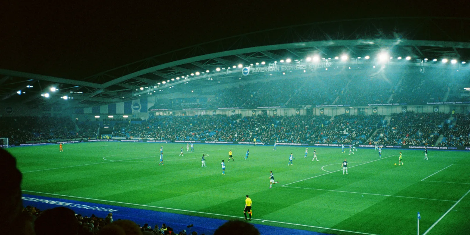 Un stade illuminé par les projecteurs un soir de match
